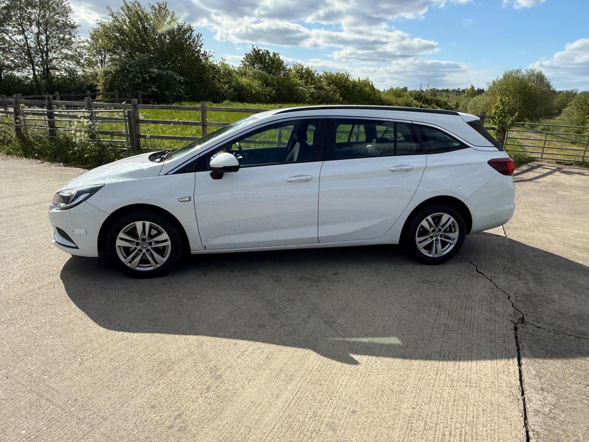 Vauxhall Astra 1.6 CDTi Tech Line Sports Tourer Euro 6 (s/s) 5dr — photo 69 of 104